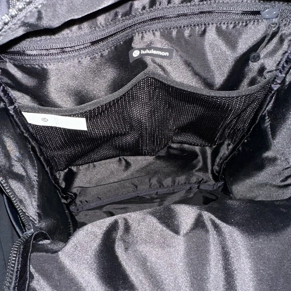 Everyday Backpack 21L (newest edition) in Black - Picture 3 of 6